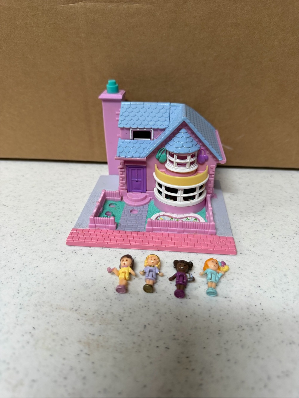 Vintage Polly Pocket 1993 Bay Window House with 4 Dolls Birthday Party Bluebird